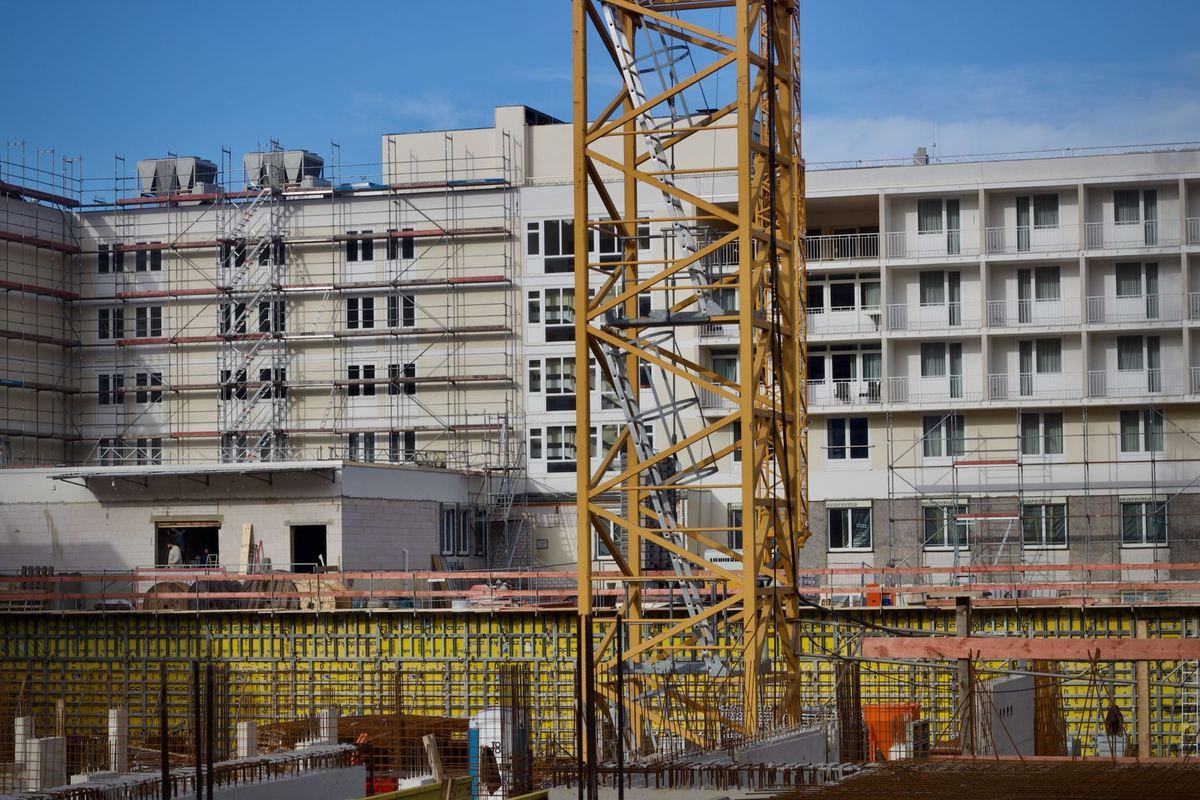Cantiere di un edificio residenziale con ponteggi e gru