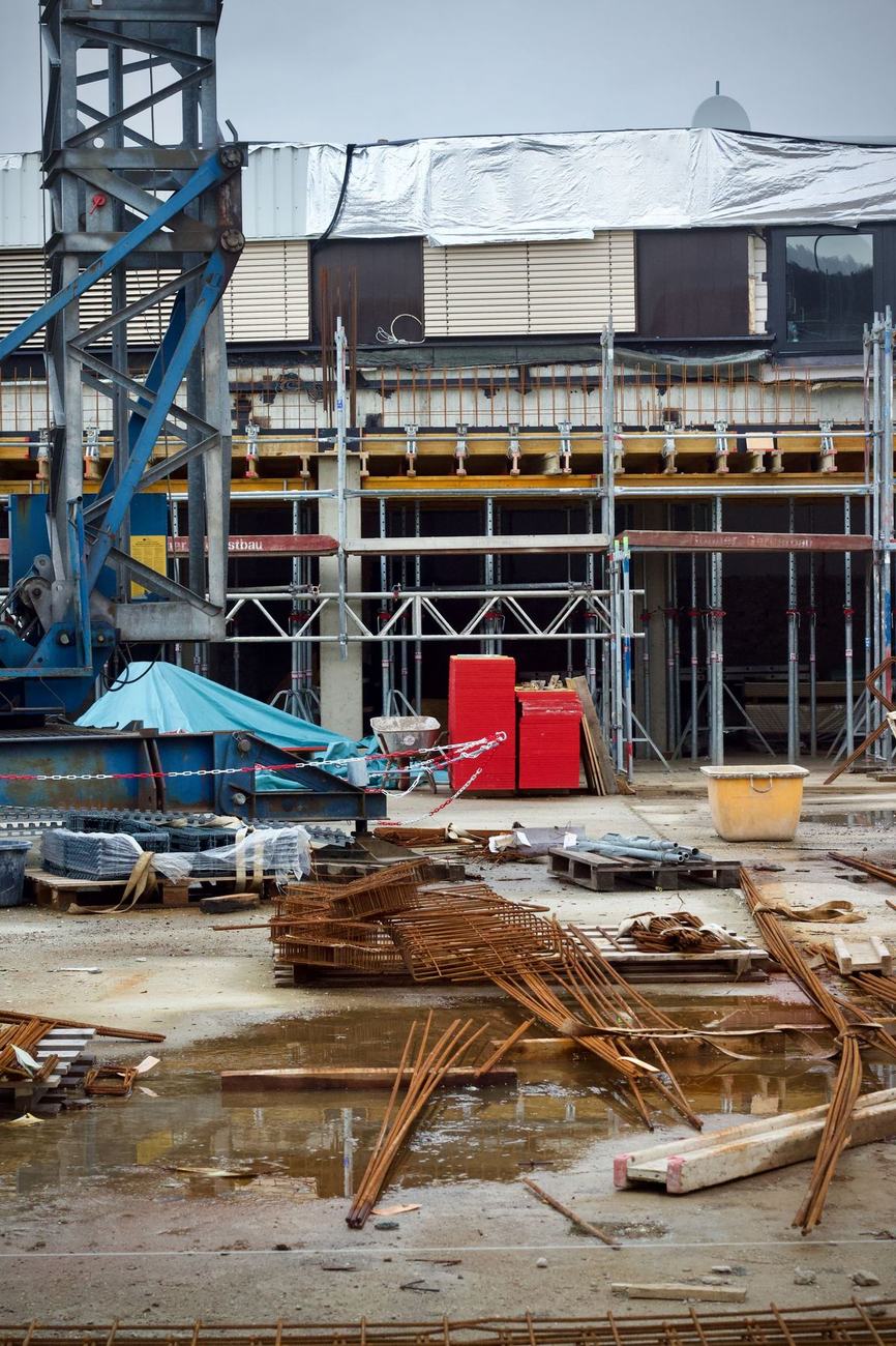 Cantiere industriale con strutture in acciaio